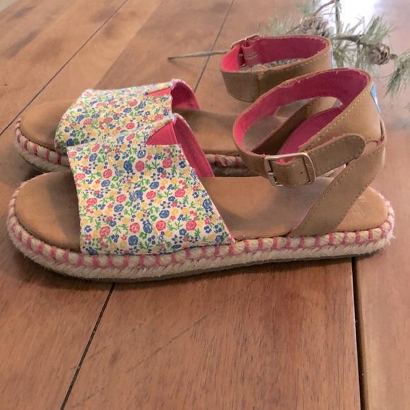3/$12 Girls 3Y floral Toms sandals - Picture 4 of 4